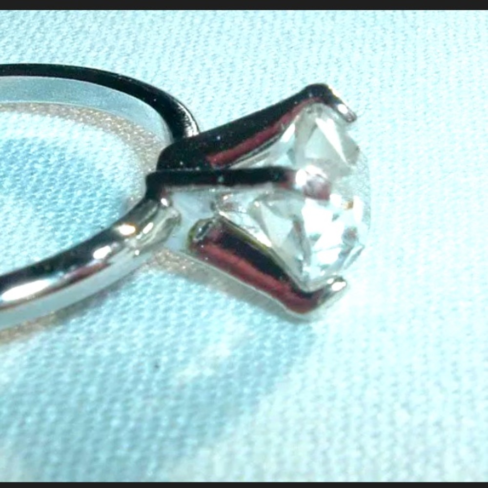 Vintage U & Arrow signed white glass solitaire - Picture 4 of 6